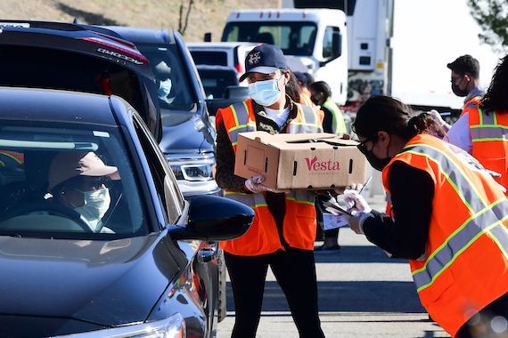 Une banque alimentaire distribue des denrées.