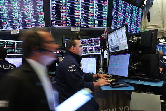 Des courtiers sur le plancher de la Bourse de New York.