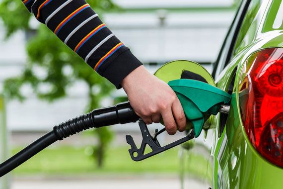 Quelqu'un met de l'essence dans son auto