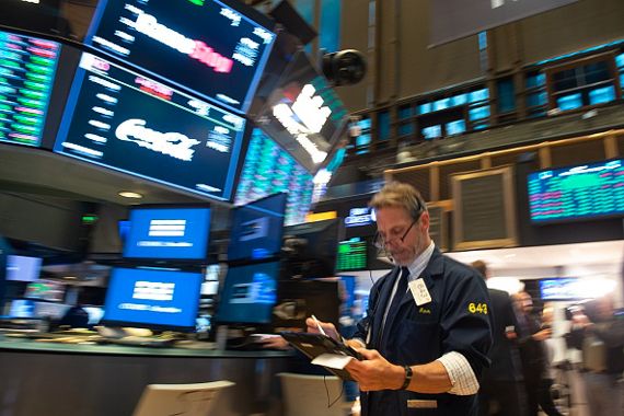 Un homme marche dans la Bourse à New York.