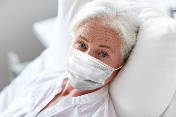 Une dame âgée alitée à l'hôpital.