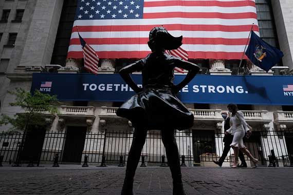 Une vue extérieure de Wall Street, à New York.