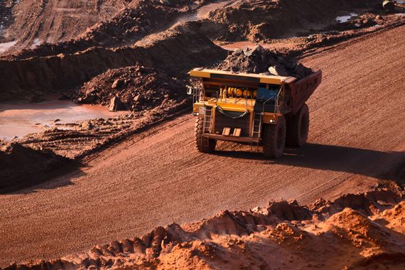 Un camion dans une mine d'or