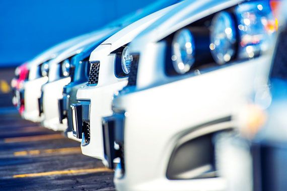 Plusieurs automobiles dans un stationnement.