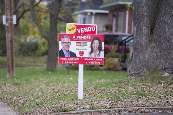 Une pancarte «vendu» devant une maison