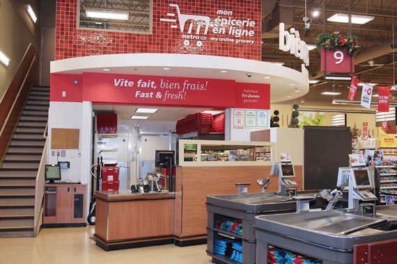 Un comptoir de service à la clientèle dans une épicerie Metro