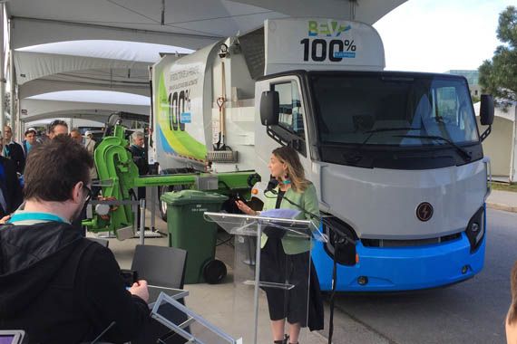 Le nouveau camion, fusion de l'expertise de Lion et Boivin Évolution, a été inauguré lundi matin dans le Vieux-Port de Montréal.