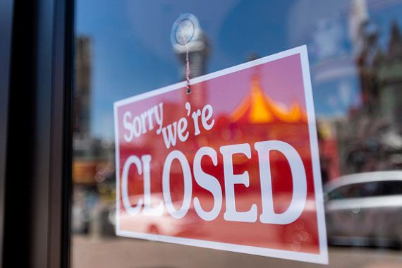 Une pancarte sur laquelle il est inscrit «Sorry, we're closed»