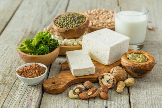 Des aliments, dont des noix et du tofu