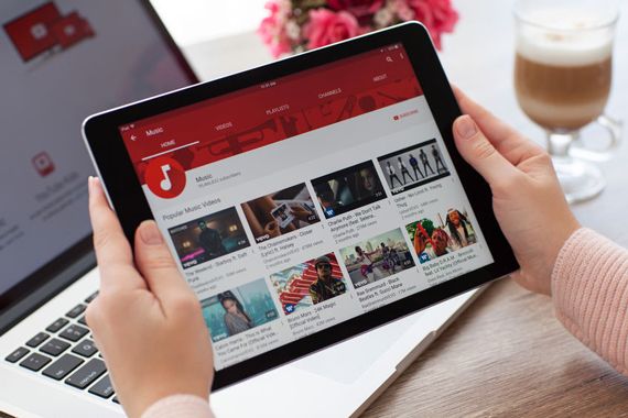 L'application de YouTube d'ouverte sur une tablette.