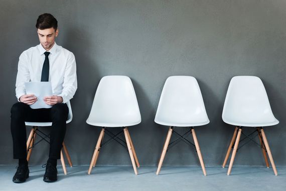 Un seul homme est présent pour une offre d'emplois.