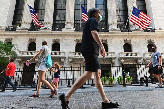 Une vue extérieure de Wall Street, à New York.