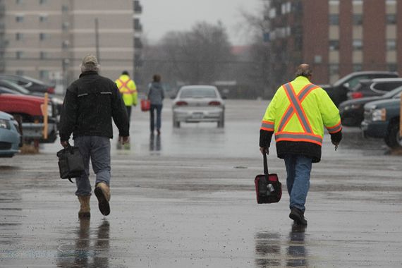 Des employés quittent l'usine d'Oshawa.