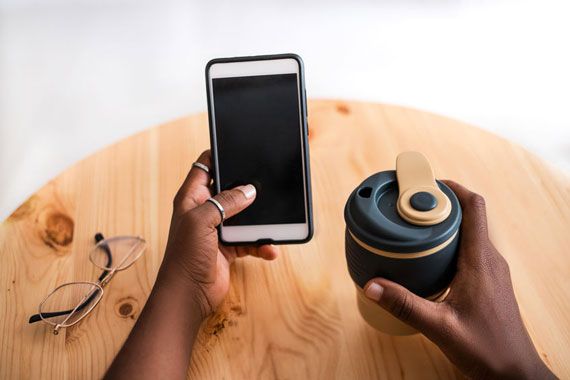 Une tasse de café réutilisable