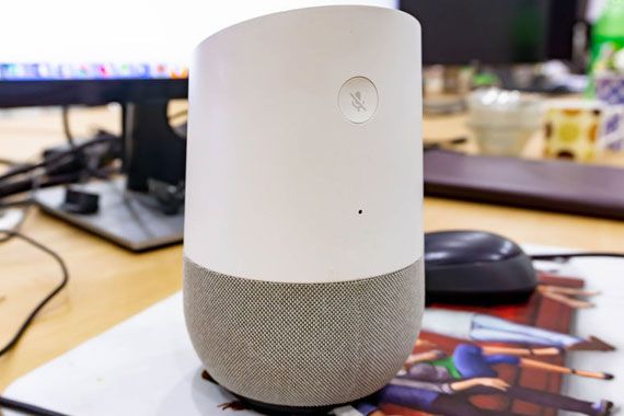 Une enceinte connectée Google Home.