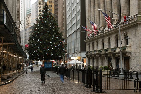 Une vue extérieure de Wall Street, à New York.