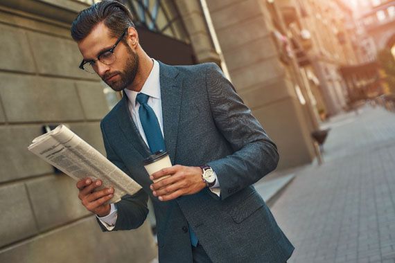 Un homme qui lit un journal