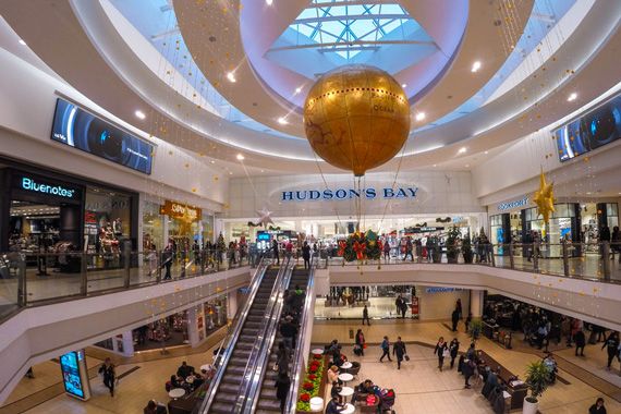 La devanture d'un magasin La Baie d'Hudson.