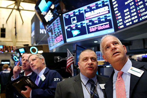 Des courtiers sur le plancher de la Bourse de New York.