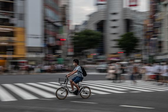 Un japonais fait du vélo à Tokyo