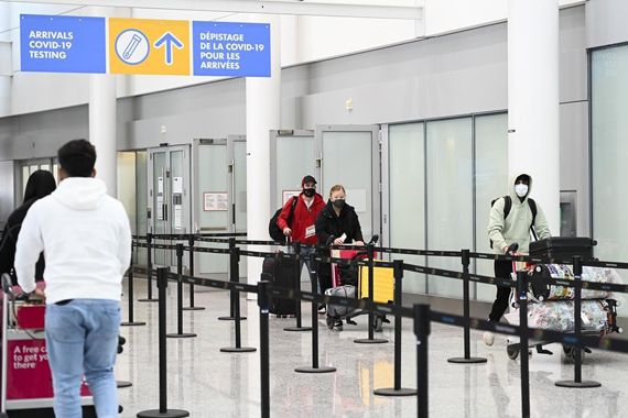 Des voyageurs à l'aéroport de Montréal.