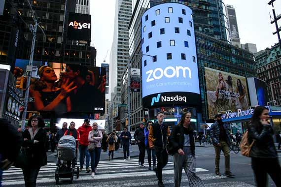 Le logo de Zoom sur l'immeuble du Nasdaq.