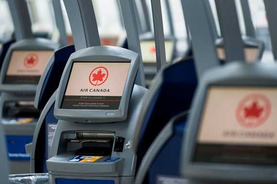 Des postes d'enregistrement d'Air Canada. 