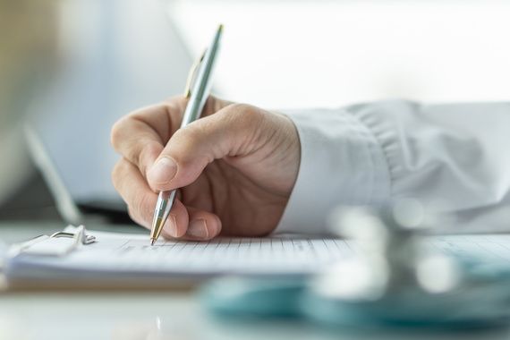 Un médecin prend des notes