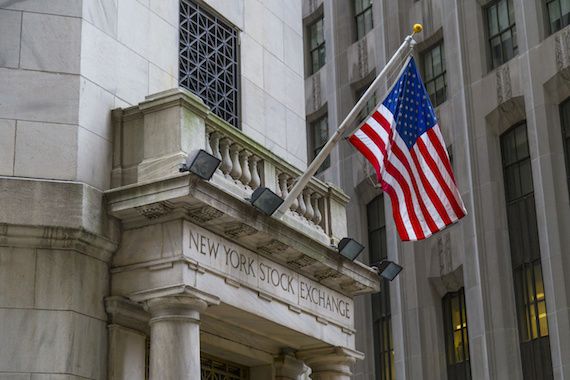 Une vue extérieure de Wall Street, à New York.