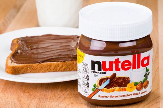 Un pot de Nutella et une tranche de pain tartinée.