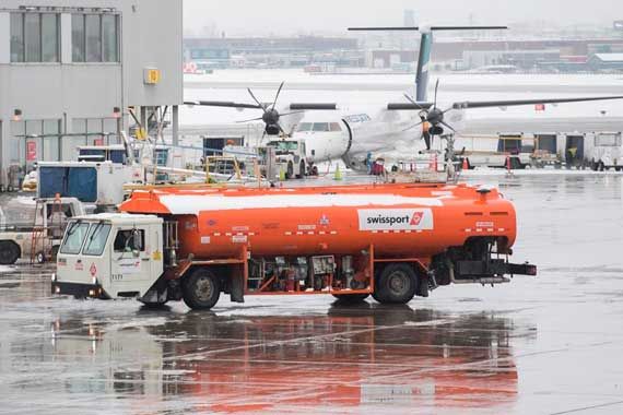 Un camion de ravitaillement de Swissport.