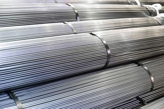 Des tiges d'aluminium empilées