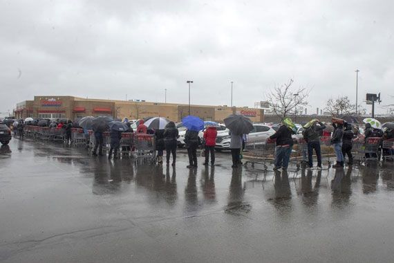 Une longue file d'attente pour rentrer au Costco