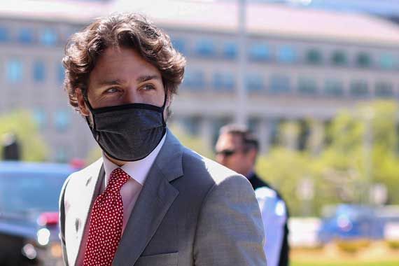 Justin Trudeau portant un masque.