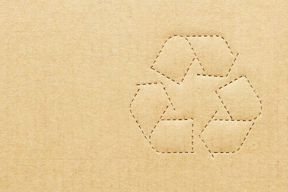 Un signe de recyclage sur une boîte de carton