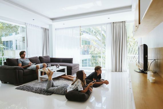 Une famille confinée dans son salon