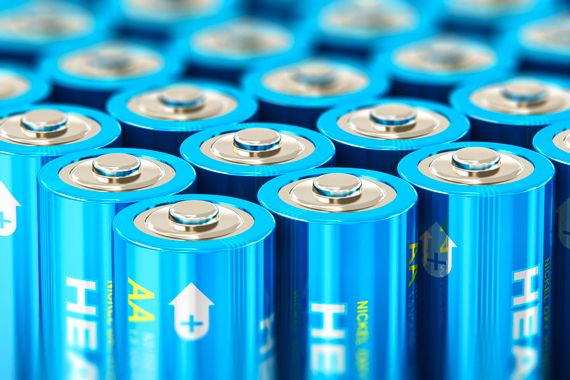 Plusieurs batteries l'une à côté de l'autre.