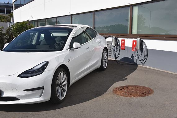 Une voiture Tesla qui se recharge.