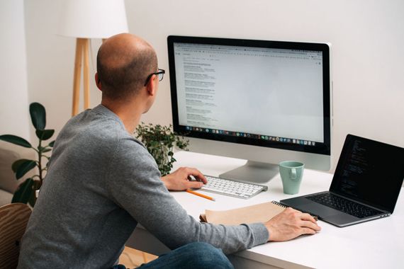 Une personne en télétravail.