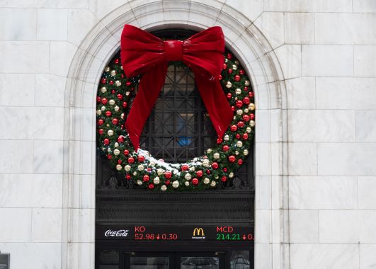 Une vue extérieure de Wall Street, à New York.