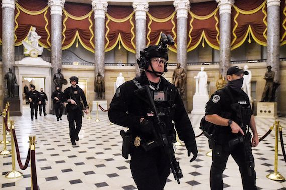 Des agents SWAT patrouillent dans le Capitole de Washington.