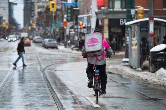 Un livreur de Foodora à Toronto