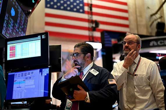 Des courtiers sur le plancher de la Bourse de New York.