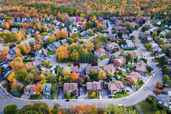 Des maisons dans une banlieue.