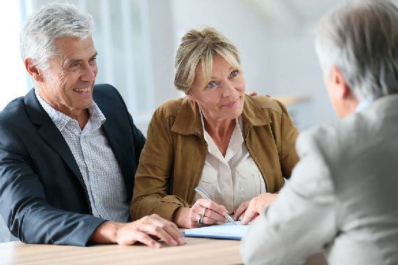 Deux retraités devant un conseiller