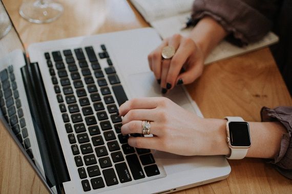 une femme travaille à son bureau