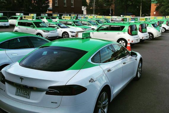 Des voitures de Téo Taxi garée dans un stationnement.