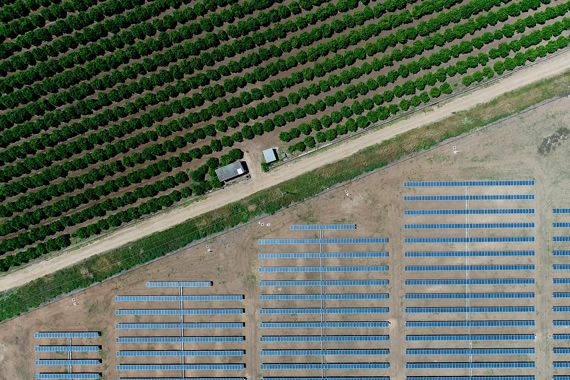 Vue aérienne d'un champ et d'un par de capteurs à énergie solaire