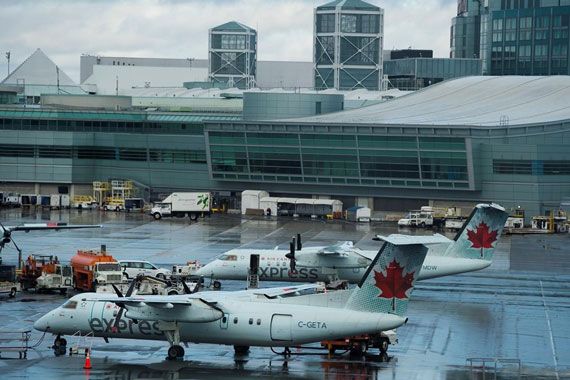 Des avions d'Air Canada sur l'aire de stationnement  