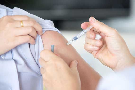 Une personne qui reçoit un vaccin.